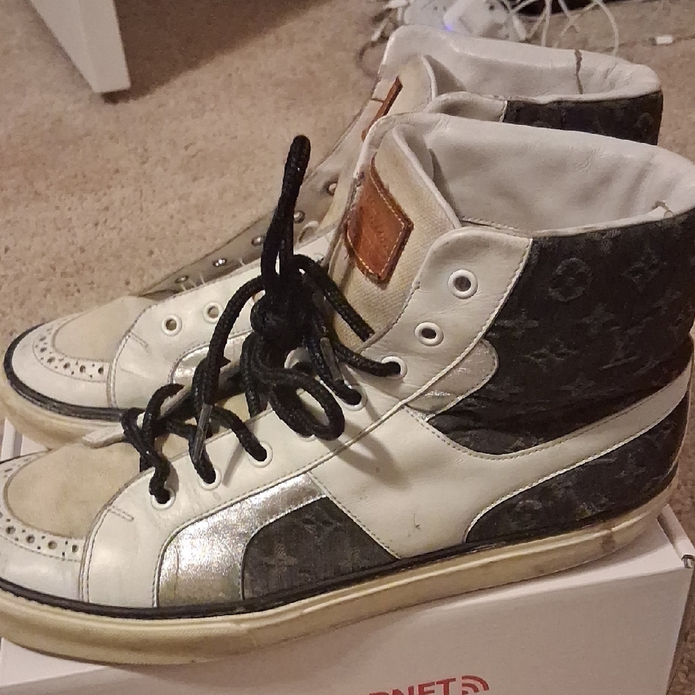 LOUIS VUTTION 71/2 Run Big High-Top Sneakers with Black and White Design